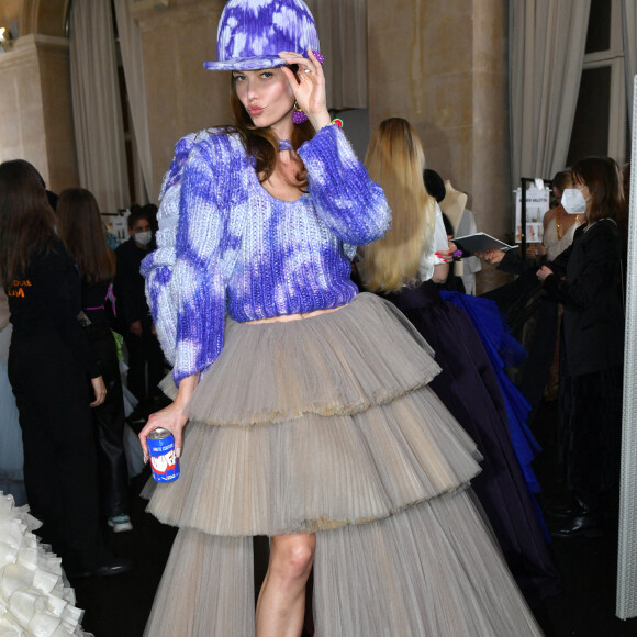 Karlie Kloss dans les coulisses du défilé Off-White™, collection automne / hiver 2022-2023 au Palais Brongniart. Paris, le 28 février 2022. © Veeren / Christophe Clovis / Bestimage