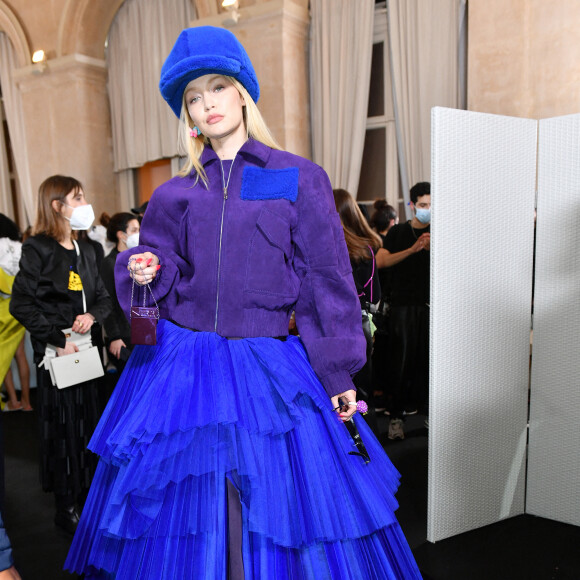 Gigi Hadid dans les coulisses du défilé Off-White™, collection automne / hiver 2022-2023 au Palais Brongniart. Paris, le 28 février 2022. © Veeren / Christophe Clovis / Bestimage