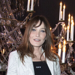 Carla Bruni assiste au défilé Off-White™ Automne/hiver 2022/2023 au Palais Brongniart à Paris, le 28 février 2022.