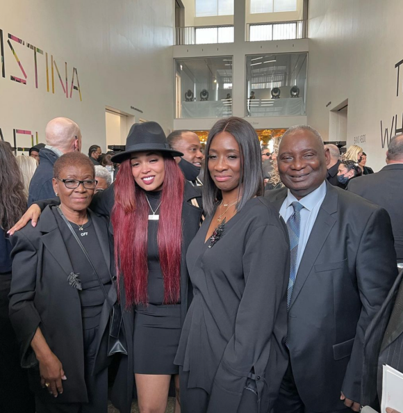 Les parents de Virgil Abloh, Nee et Eunice, et leur fille Edwina (la soeur de Virgil), réunis aux obsèques du défunt créateur de mode. Le 6 décembre 2021.