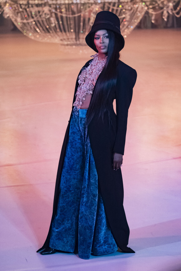 Naomi Campbell lors du défilé Off-White™, collection automne-hiver 2022-2023, au Palais Brongniart. Paris, le 28 février 2022.