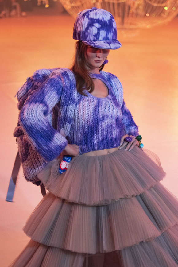 Karlie Kloss lors du défilé Off-White™, collection automne-hiver 2022-2023, au Palais Brongniart. Paris, le 28 février 2022.