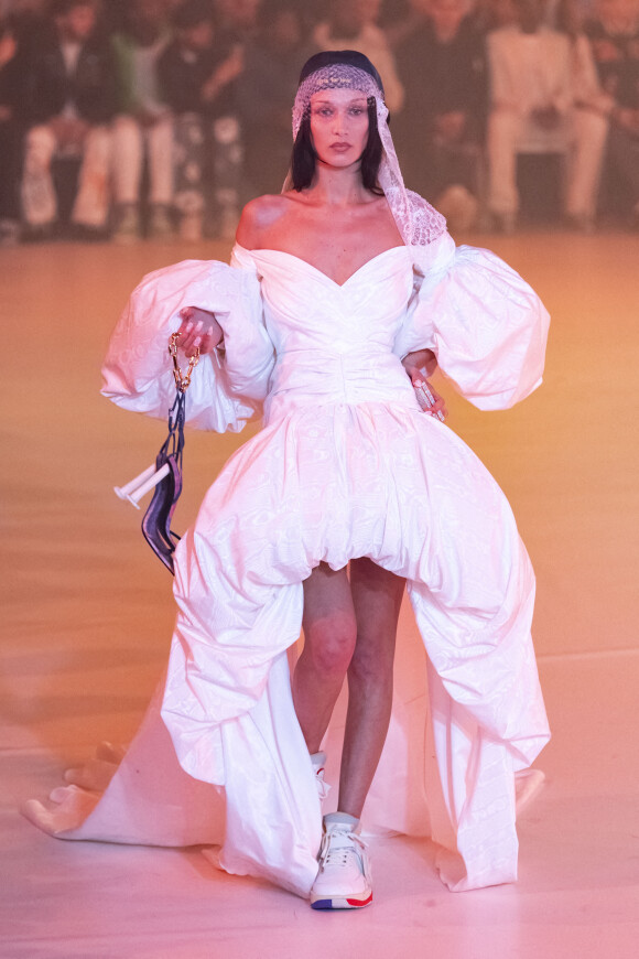 Bella Hadid lors du défilé Off-White™, collection automne-hiver 2022-2023, au Palais Brongniart. Paris, le 28 février 2022.