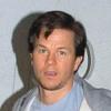 Mark Wahlberg ressort du restaurant Madeo à Los Angeles et découvre que sa Porsche est en train de se faire enlever par la fourrière le 12 janvier 2010