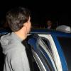 Mark Wahlberg ressort du restaurant Madeo à Los Angeles et découvre que sa Porsche est en train de se faire enlever par la fourrière le 12 janvier 2010