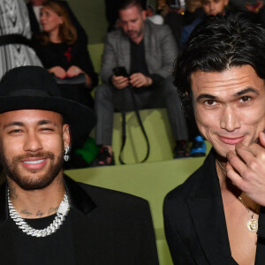 Neymar Jr et Charles Melton assistent au défilé de mode Balmain, collection automne-hiver 2022/2023, au Carreau du Temple. Paris, le 2 mars 2022 © Veeren-Christophe Clovis / Bestimage