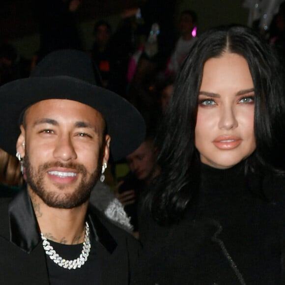 Neymar Jr et Adriana Lima, enceinte, assistent au défilé de mode Balmain, collection automne-hiver 2022/2023, au Carreau du Temple. Paris, le 2 mars 2022 © Veeren-Christophe Clovis / Bestimage