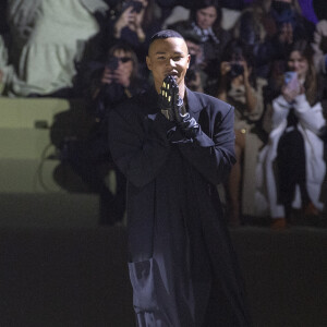 Olivier Rousteing salue ses spectateurs à l'issue du de mode Balmain, collection automne-hiver 2022/2023, au Carreau du Temple. Paris, le 2 mars 2022