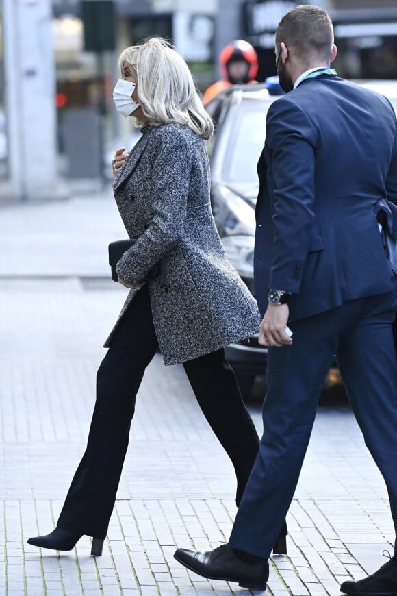 Exclusif - La Première Dame française Brigitte Macron est accueillie par la femme du président du Conseil européen au théâtre royal de la Monnaie De Munt (Opéra) à Bruxelles, Belgique, le 17 février 2022.