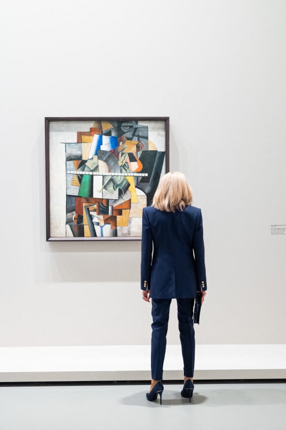 Brigitte Macron lors de l'inauguration de l'exposition "La collection Morozov, icônes de l'art moderne" à la Fondation Louis Vuitton à Paris le 21 septembre 2021.