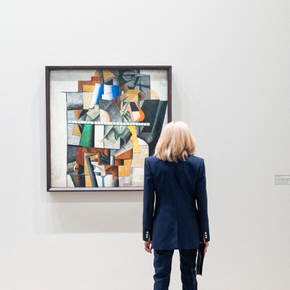 Brigitte Macron lors de l'inauguration de l'exposition "La collection Morozov, icônes de l'art moderne" à la Fondation Louis Vuitton à Paris le 21 septembre 2021.