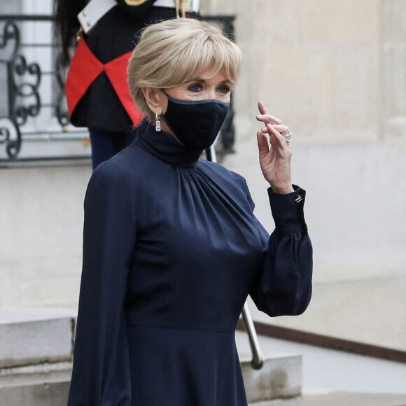 Le président de la république, Emmanuel Macron accompagné de la première dame, Brigitte Macron attendent les invités pour un dîner au Palais de l'Elysée, à l'issue d'une conférence internationale d'appui à la transition soudanaise, à Paris, le 17 mai 2021