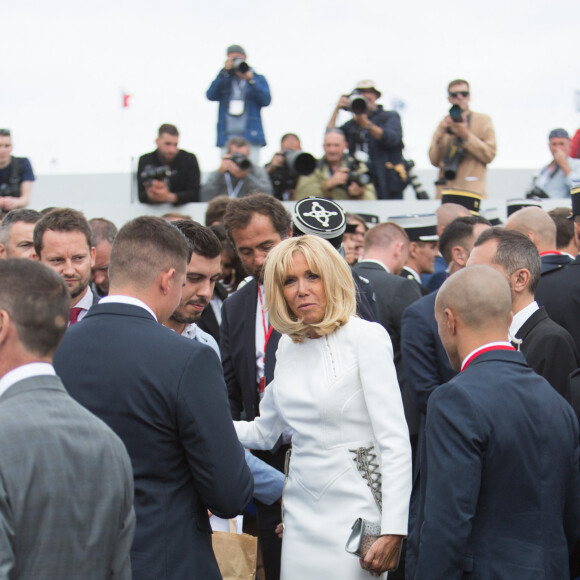 La Première dame Brigitte Macron va saluer la foule à la fin du 139ème défilé militaire du 14 juillet, jour de Fête Nationale, sur les Champs-Elysées. Paris, le 14 juillet 2019
