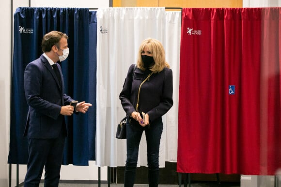 Le président de la république Emmanuel Macron, sa femme Brigitte Macron - Le président de la république et sa femme vont voter pour le second tour des élections régionales et départementales au palais des Congres au Touquet le 27 juin 2021