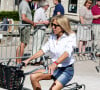 La première dame Brigitte Macron (Trogneux) part en vélo à la plage avec sa fille Tiphaine Auzière, son compagnon Antoine et leurs enfants Elise et Aurèle au Touquet, le 17 juin 2017 en début d'après-midi.
