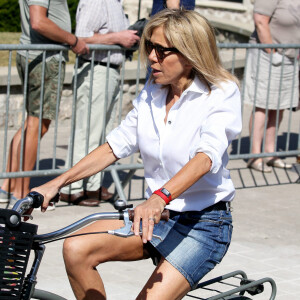 La première dame Brigitte Macron (Trogneux) part en vélo à la plage avec sa fille Tiphaine Auzière, son compagnon Antoine et leurs enfants Elise et Aurèle au Touquet, le 17 juin 2017 en début d'après-midi.