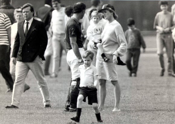 Diana et ses files, William et Harry, lors d'un match de polo en 1988. 
