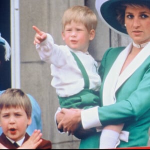 Diana et ses fils, William et Harry, assistent à la parade Trooping The Colour depuis Buckingham, en 1988.