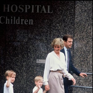 Lady Diana et ses fils, William et Harry, en 1988. 