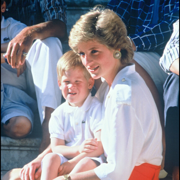 La princesse Diana et son fils le prince Harry à Palma de Majorque en 1988.