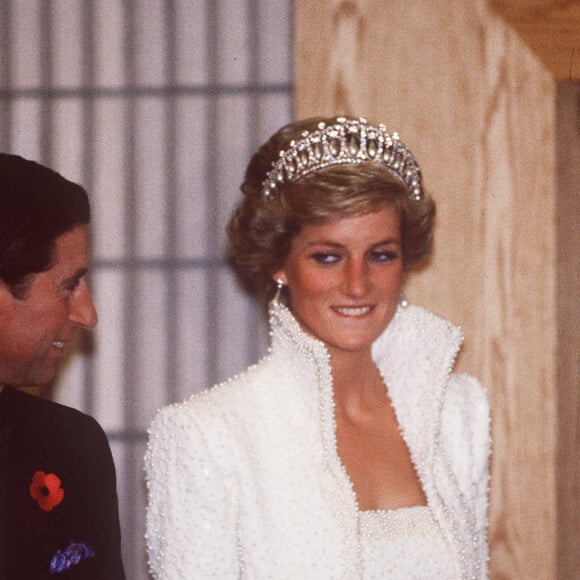 La princesse Diana (Lady Di avec son diadème) et le prince Charles lors d'une visite d'état à Hong Kong. Le 1er novembre 1989