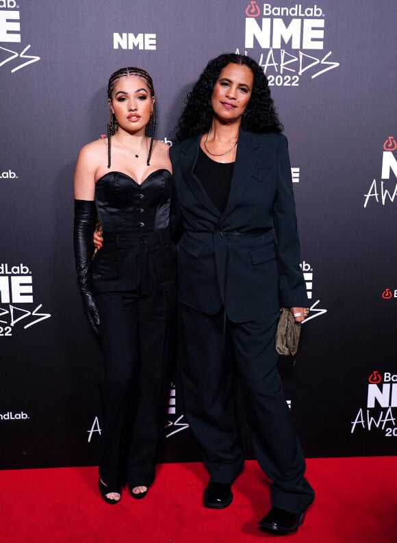 Mabel et sa mère, la chanteuse Neneh Cherry, assistent aux NME Awards à la Brixton Academy. Londres, le 2 mars 2022.