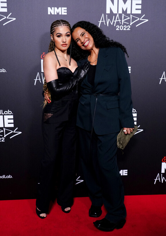 Mabel et sa mère, la chanteuse Neneh Cherry, assistent aux NME Awards à la Brixton Academy. Londres, le 2 mars 2022.