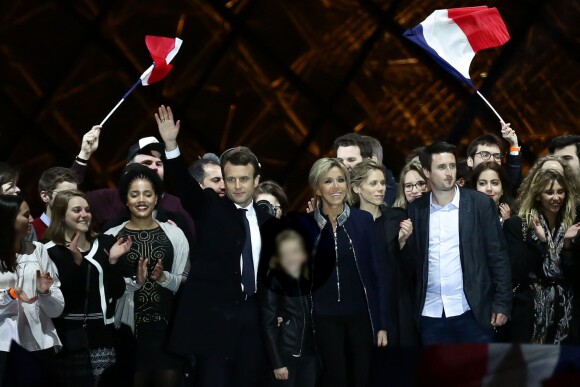 Emmanuel Macron avec sa femme Brigitte Macron, sa petite-fille Emma (fille de Laurence Auzière), Tiphaine Auzière et son compagnon Antoine - Le président-élu, Emmanuel Macron, prononce son discours devant la pyramide au musée du Louvre à Paris, après sa victoire lors du deuxième tour de l'élection présidentielle le 7 mai 2017.