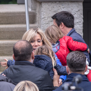 Brigitte Macron reçoit sa fille Tiphaine, son gendre Antoine et leurs enfants Aurèle et Elise, pour l'anniversaire de cette dernière, à son domicile au Touquet. Le 6 mai 2017