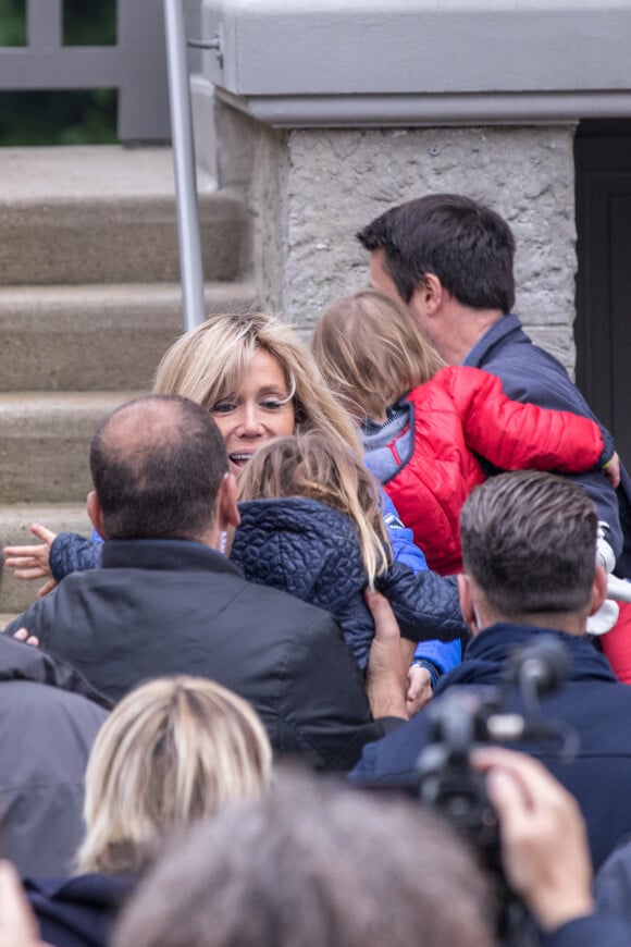 Brigitte Macron reçoit sa fille Tiphaine, son gendre Antoine et leurs enfants Aurèle et Elise, pour l'anniversaire de cette dernière, à son domicile au Touquet. Le 6 mai 2017