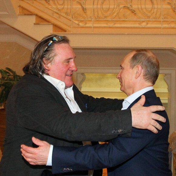 Gerard Depardieu a ete reçu par Vladimir Poutine dans sa datcha de Sotchi sur les bords de la Mer Noire ou le President russe lui a remis son passeport de citoyen russe le 5 janvier 2013.