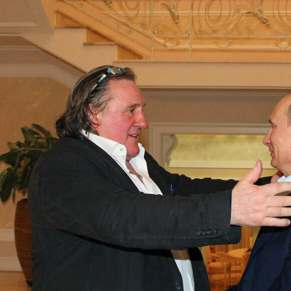 Gerard Depardieu a ete reçu par Vladimir Poutine dans sa datcha de Sotchi sur les bords de la Mer Noire ou le President russe lui a remis son passeport de citoyen russe le 5 janvier 2013.