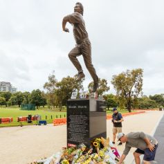 Hommage à Shane Warne sur sa statue à Yarra Park à l'extérieur du terrain de cricket de Melbourne, Australie, le 5 mars 2022. © Chris Putnam/Zuma Press/Bestimage 