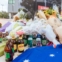Hommage à Shane Warne sur sa statue à Yarra Park à l'extérieur du terrain de cricket de Melbourne, Australie, le 5 mars 2022. © Chris Putnam/Zuma Press/Bestimage