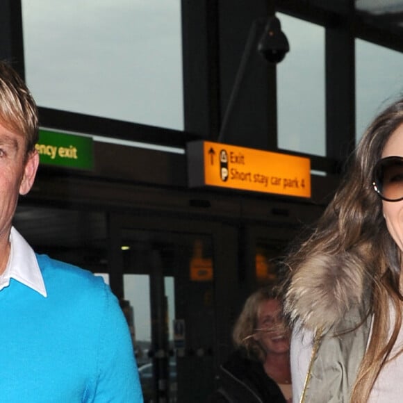 Exclusif - Liz Hurley et Shane Warne arrivent a l'aeroport de Londres. Le couple semble heureux, malgre les rumeurs, de quitter la grisaille londonienne ensemble. Le 6 novembre 2013