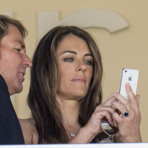 Liz Hurley et Shane Warne assistent la course hippique " Ascot Racecourse ". Shane fait des grimaces et l' idiot avec son verre. Le 27 Juillet 2013 