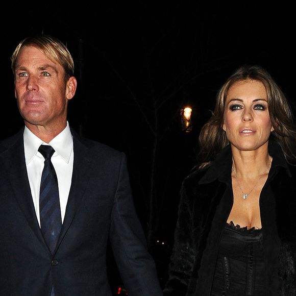 Elizabeth Hurley se promene avec son compagnon Shane Warne a Londres le 12 mars 2013.