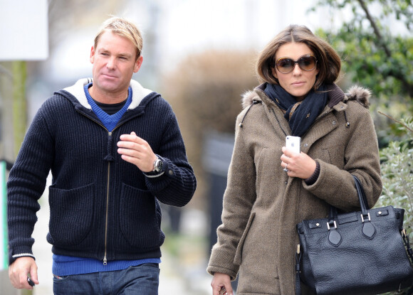 Décès de Shane Warne - Elizabeth Hurley et son compagnon Shane Warne se promenent dans les rues de Londres. Le 13 mars 2013