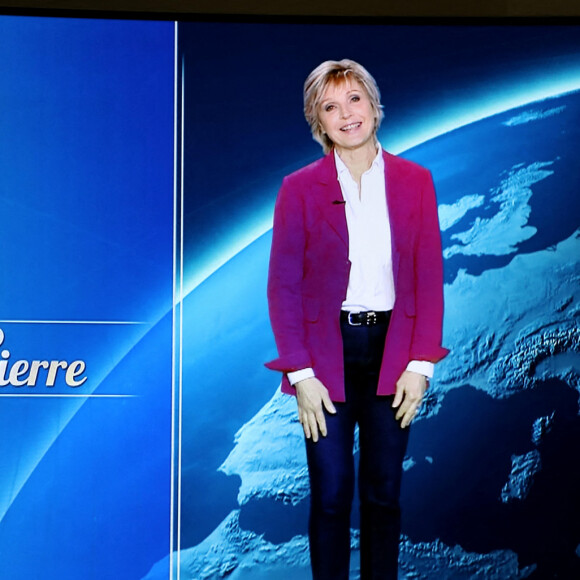 Évelyne Dhéliat lors du dernier JT de Jean-Pierre Pernaut sur TF1. © Dominique Jacovides / Bestimage