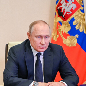 Le président russe Vladimir Poutine tient une réunion du Conseil de sécurité russe via une liaison vidéo depuis la résidence Novo-Ogaryovo à Moscou, Russie, le 3 mars 2022.