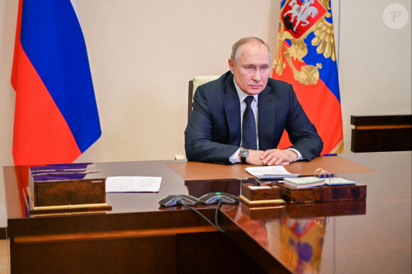 Le président russe Vladimir Poutine tient une réunion du Conseil de sécurité russe via une liaison vidéo depuis la résidence Novo-Ogaryovo à Moscou, Russie, le 3 mars 2022.
