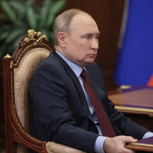 Le président russe Vladimir Poutine reçoit Alexander Shokhin, président de la "Russian Union of Industrialists and Entrepreneurs" au Kremlin à Moscou, le 2 mars 2022.