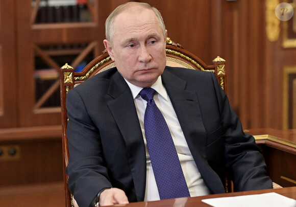 Le président russe Vladimir Poutine et le gouverneur de Saint-Pétersbourg lors d'une réunion au Kremlin de Moscou, Russie