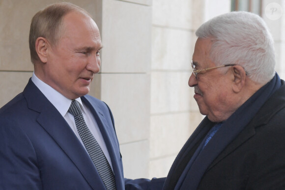 Le président russe Vladimir Poutine rencontre le président Mahmoud Abbas de l'État de Palestine à la résidence Bocharov Ruchei à Sotchi, Russie, le 23 novembre 2021.