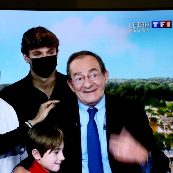 Sa famille, sa femme Nathalie Marquay, leur fils Tom Pernaut, Lou Pernaut et son petit Fils Léo - Dernier JT de Jean-Pierre Pernaut sur TF1 aprés 33 ans de présentation. Paris, le 18 Décembre 2020. © Dominique Jacovides / Bestimage