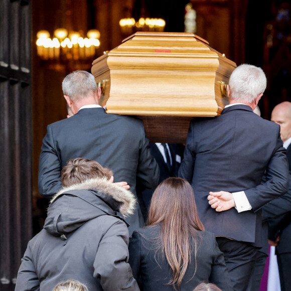 Nathalie Marquay et son fils Tom - Obsèques de Jean-Pierre Pernaut en la Basilique Sainte-Clotilde à Paris le 9 mars 2022. © Cyril Moreau / Bestimage