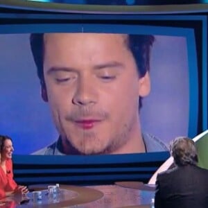 Brice Conrad avec le rouge à lèvres de Nolwenn Leroy sur la bouche. Archive dévoilée dans Les enfants de la télé sur France 2 le 6 mars 2022.