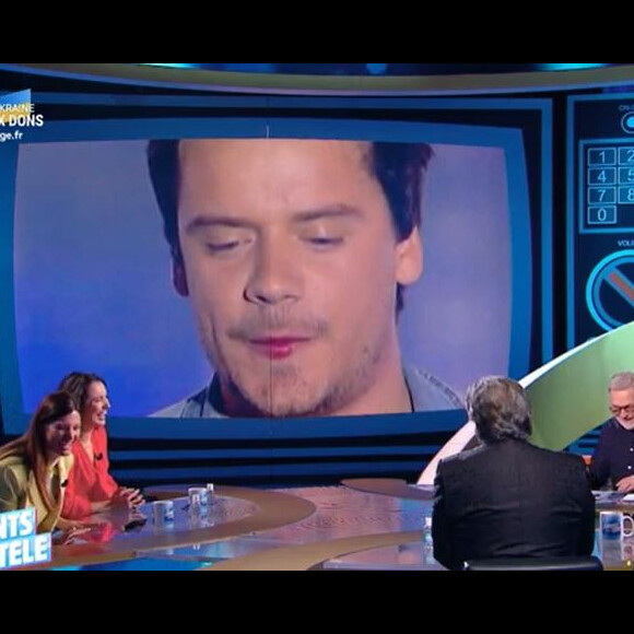 Brice Conrad avec le rouge à lèvres de Nolwenn Leroy sur la bouche. Archive dévoilée dans Les enfants de la télé sur France 2 le 6 mars 2022.