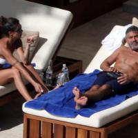 George Clooney et Elisabetta Canalis : Le secret de leur charme sensuel ? Se prélasser au soleil en amoureux !