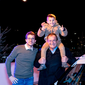 Jean-Pierre Pernaut pose avec son fils Olivier et son petit-fils Léo à l'occasion d'un événement du Trophée Andros à la compagnie des Bateaux Mouches à Paris. © Frédéric Piau / Bestimage